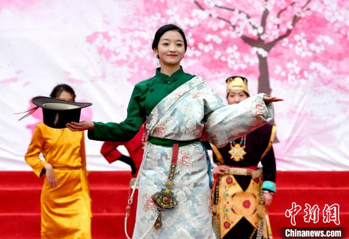 3月28日，西藏林芝第二十屆桃花旅遊文化節開幕式上的文藝表演。　李林 攝