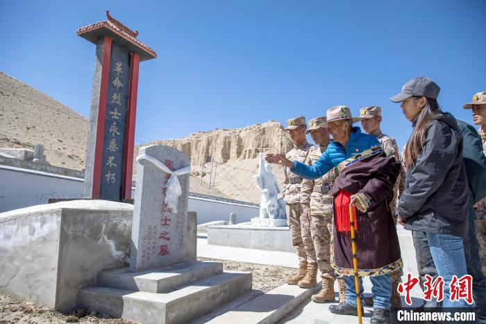 圖為(wei) 在西藏阿裏地區劄達縣烈士陵園，82歲的次仁南傑老人為(wei) 軍(jun) 民代表講述新舊西藏的變化。　劉曉東(dong)  攝