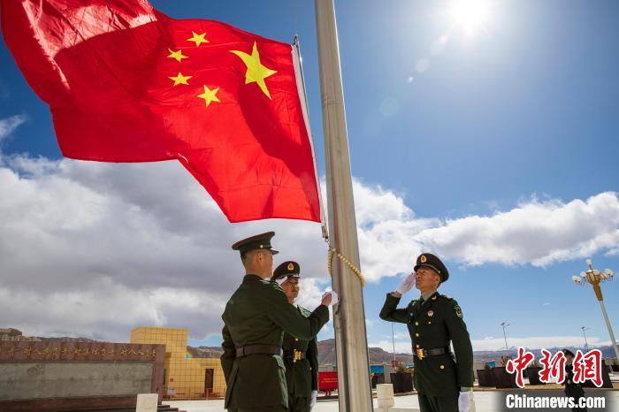 圖為(wei) 在西藏阿裏地區劄達縣，軍(jun) 民共同舉(ju) 行升國旗儀(yi) 式，慶祝西藏百萬(wan) 農(nong) 奴解放紀念日。　劉曉東(dong)  攝