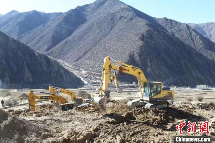 圖為(wei) 高標準農(nong) 田建設施工現場。　格桑倫(lun) 珠 攝