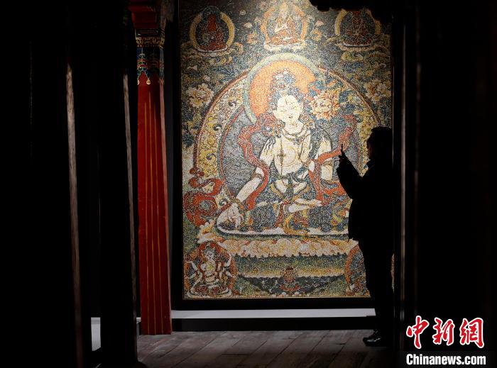 3月31日，觀眾(zhong) 欣賞展覽中的作品。　李林 攝