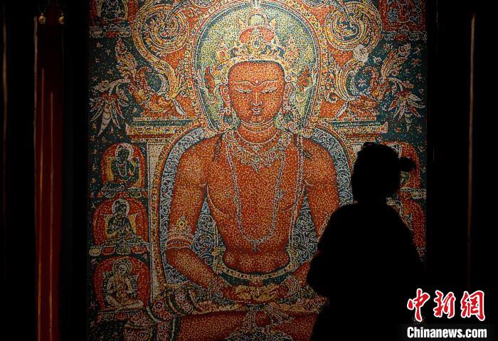 3月31日，觀眾(zhong) 欣賞展覽中的作品。　李林 攝
