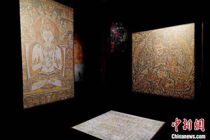 3月31日，觀眾(zhong) 欣賞展覽中的作品。　李林 攝