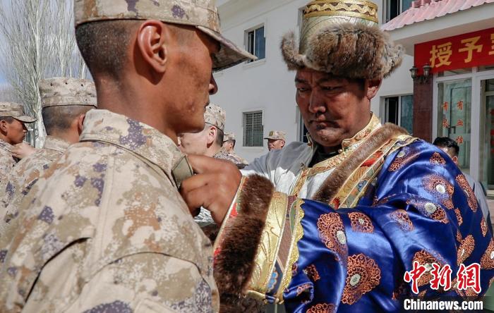 西藏阿裏：父母見證孩子軍(jun) 旅生涯授銜高光時刻