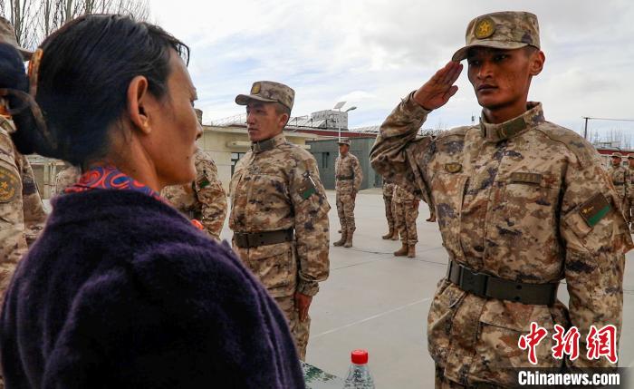 圖為(wei) 列兵紮西加央向母親(qin) 敬禮。　劉曉東(dong)  攝