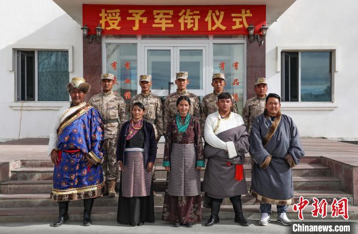 圖為(wei) 列兵代表與(yu) 親(qin) 人合影留念。　劉曉東(dong)  攝
