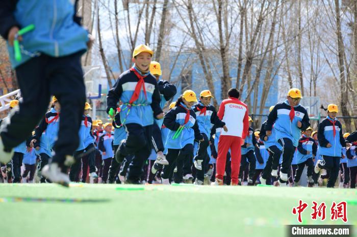 圖為(wei) 學生在跳繩教練齊景龍的指導下做準備運動。　貢嘎來鬆 攝