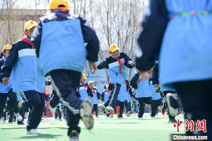 圖為(wei) 學生在跳繩教練齊景龍的指導下做準備運動。　貢嘎來鬆 攝