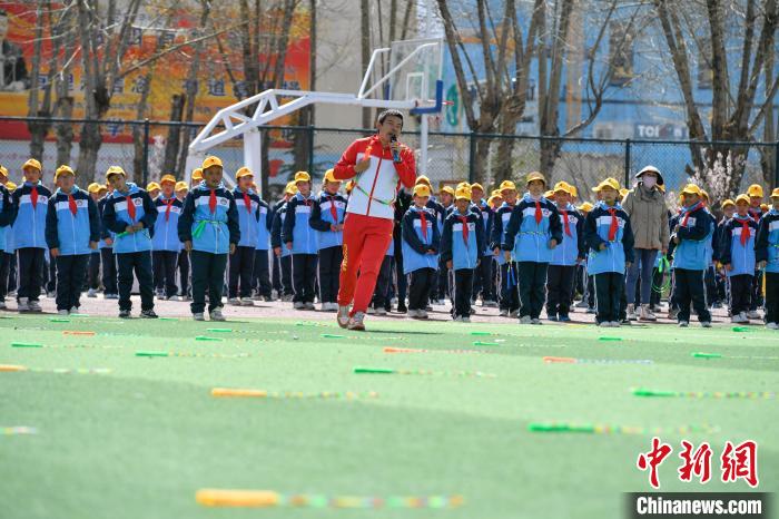 圖為(wei) 學生在跳繩教練齊景龍的指導下做準備運動。　貢嘎來鬆 攝