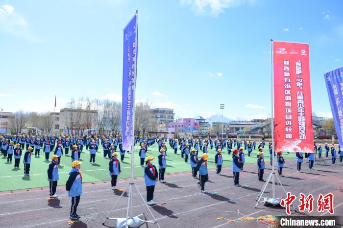圖為(wei) 學生在跳繩教練齊景龍的指導下做準備運動。　貢嘎來鬆 攝