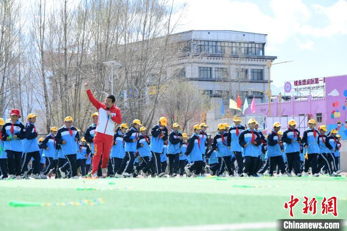 圖為(wei) 學生在跳繩教練齊景龍的指導下做準備運動。　貢嘎來鬆 攝