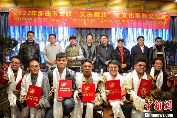 圖為(wei) 獲獎人員合影留念。　貢嘎來鬆 攝