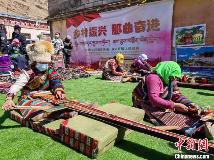 圖為(wei) 2022年，安多縣雁石坪鎮“鄉(xiang) 村振興(xing) 那曲奮進”編織技藝比賽現場。資料圖 那曲市“鄉(xiang) 村振興(xing)  那曲奮進”活動辦供圖