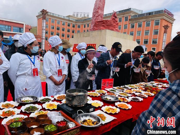 圖為(wei) 2022年，班戈縣“鄉(xiang) 村振興(xing) 那曲奮進”廚藝大賽現場。資料圖 那曲市“鄉(xiang) 村振興(xing)  那曲奮進”活動辦供圖