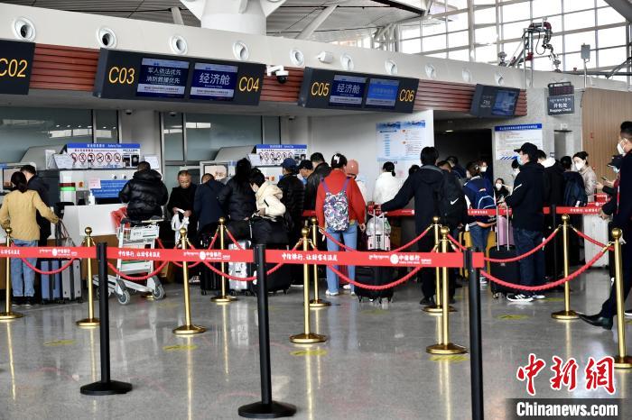 圖為(wei) 旅客辦理登機手續。　周航 攝