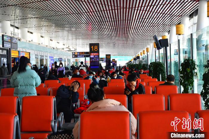 圖為(wei) 旅客在機場候機室等待登機。　周航 攝