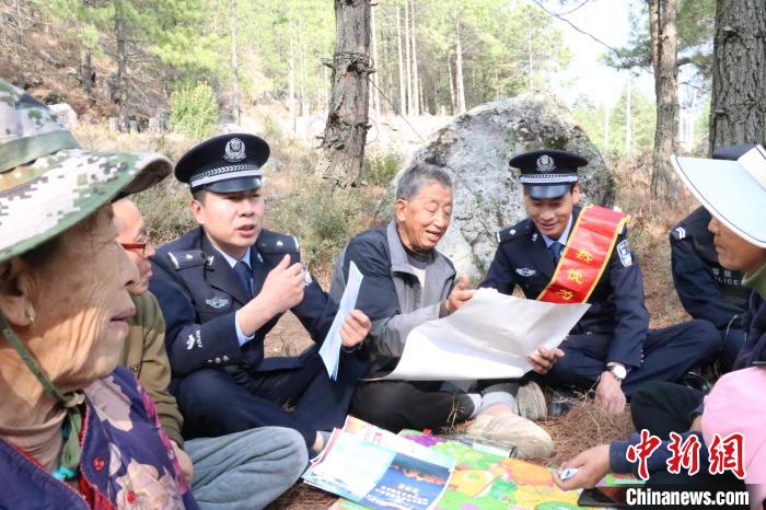 圖為(wei) 竹瓦根邊境派出所民警為(wei) 轄區群眾(zhong) 宣講森林防火常識。　竹瓦根邊境派出所 供圖