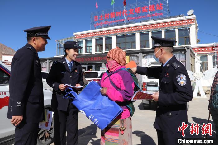 圖為(wei) 日土邊境派出所民警在選轄區宣講國家安全知識。　任博 攝