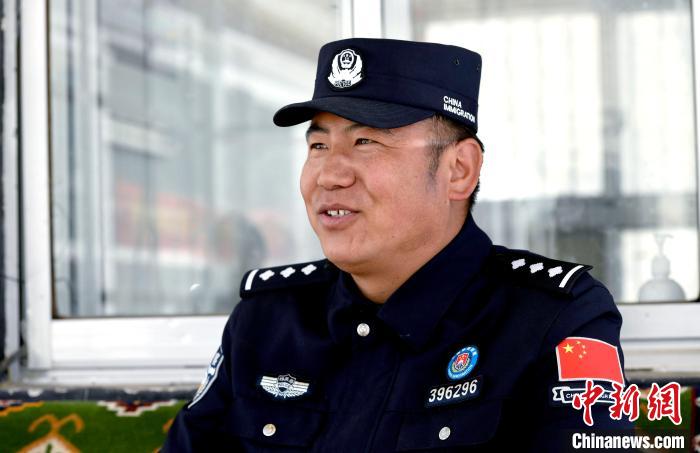西藏阿裏移民管理警察用行動鐫刻民眾(zhong) 信任