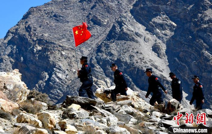 底雅邊境派出所民警夏永軍(jun) (左一)在巡邏中。　李林 攝
