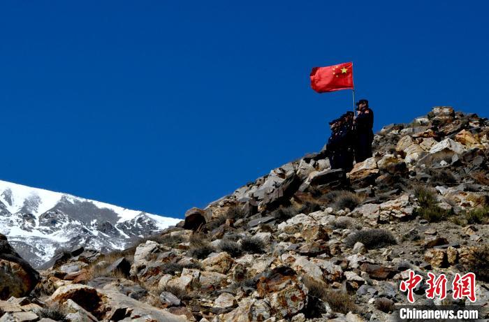 底雅邊境派出所民警夏永軍(jun) (右一)在巡邏中。　李林 攝