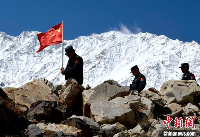 底雅邊境派出所民警夏永軍(jun) (左一)在巡邏中。