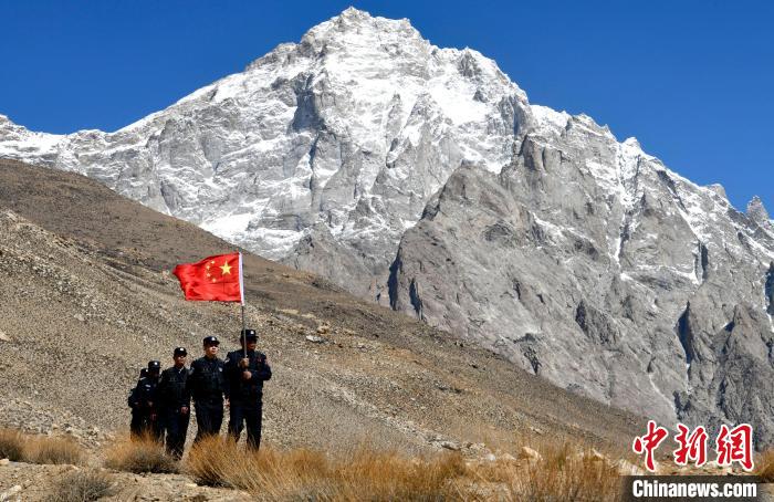 底雅邊境派出所民警夏永軍(jun) (右一)在巡邏中。　李林 攝