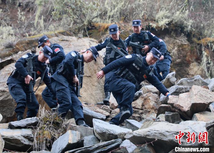 山南邊境管理支隊玉麥邊境派出所民警在邊境巡邏途中穿過亂(luan) 石區。　鄭琦山 攝