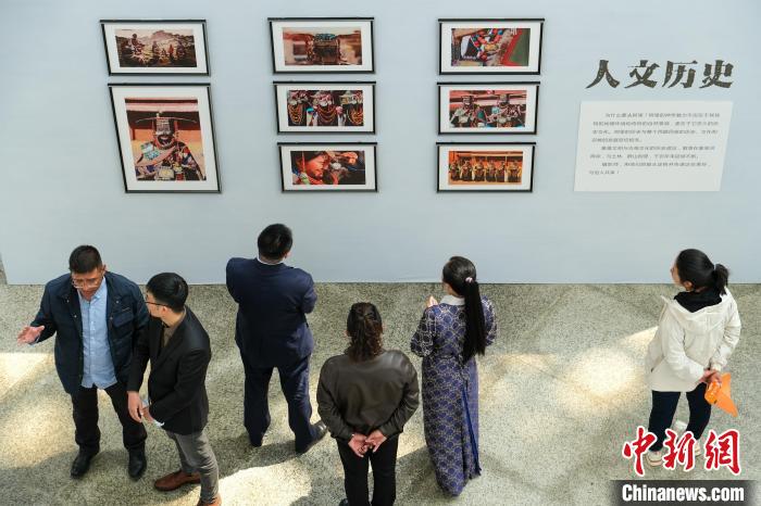 圖為(wei) 觀眾(zhong) 觀看展覽。