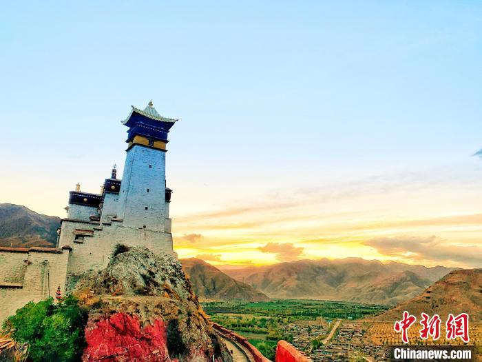 圖為(wei) 西藏第一座宮殿——山南雍布拉康。　張巍 攝