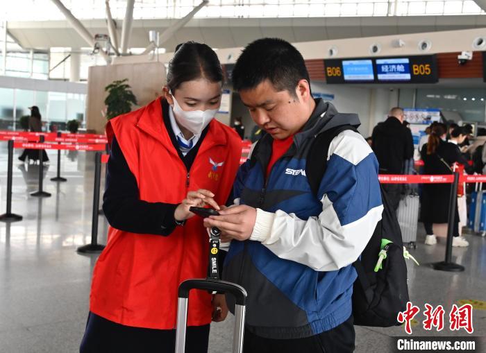 西藏“五一”假期累計接待遊客逾116萬(wan) 人次民航旅客吞吐量翻倍