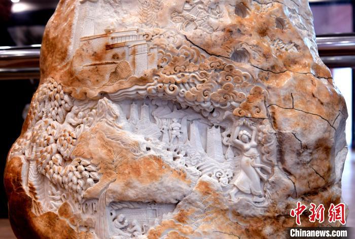 圖為(wei) 5月16日，展覽中的漢白玉雕作品《猴子變人》。　李林 攝