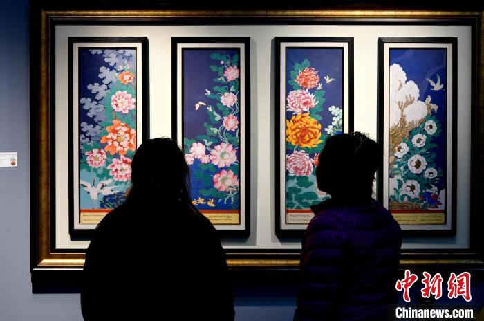 圖為(wei) 5月16日，觀眾(zhong) 正在欣賞展覽中的新創唐卡作品。　李林 攝