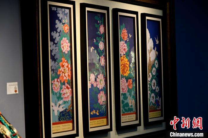 圖為(wei) 5月16日，展覽中新創唐卡作品《四季花》。　李林 攝