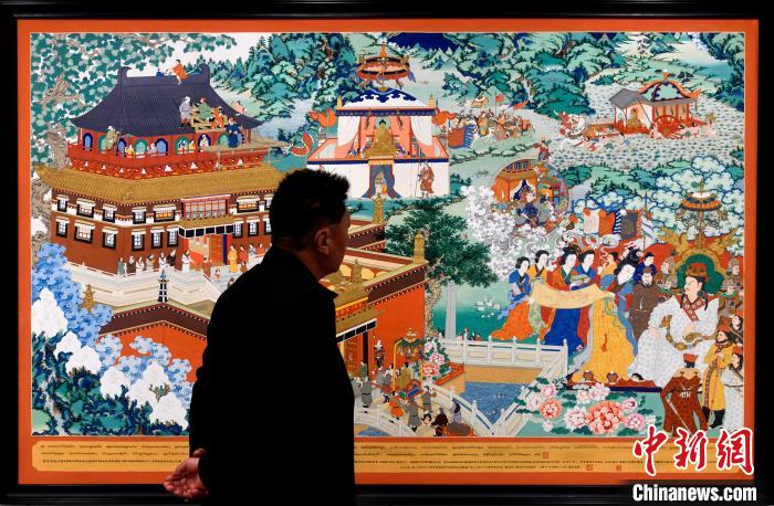 圖為(wei) 5月16日，觀眾(zhong) 正在欣賞展覽中的新創唐卡作品。　李林 攝