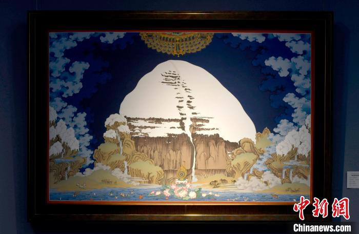圖為(wei) 5月16日，展覽中新創唐卡作品《岡(gang) 底斯山》。　李林 攝