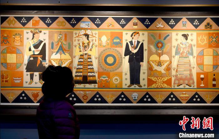 圖為(wei) 5月16日，觀眾(zhong) 正在欣賞展覽中的新創唐卡作品。　李林 攝