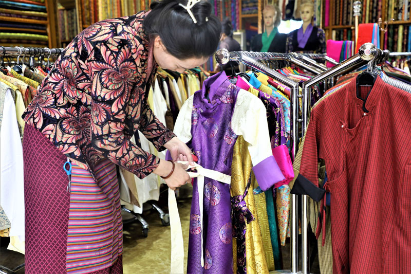 圖為(wei) 服務員整理藏裝(5296726)-20230518083745.jpg