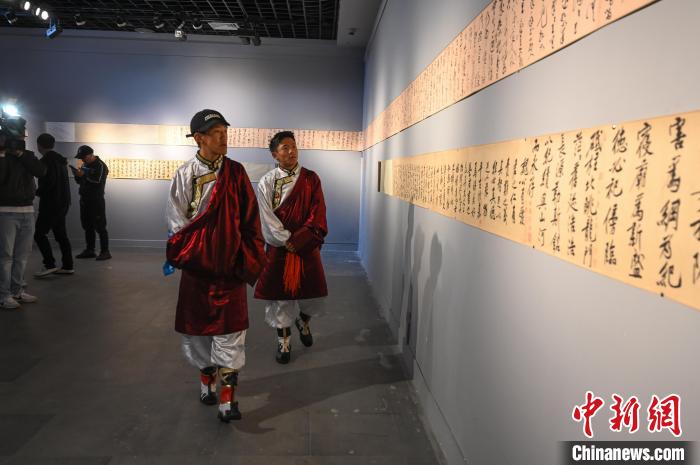 圖為(wei) 學生參觀黃庭堅書(shu) 法文獻展。　趙朗 攝