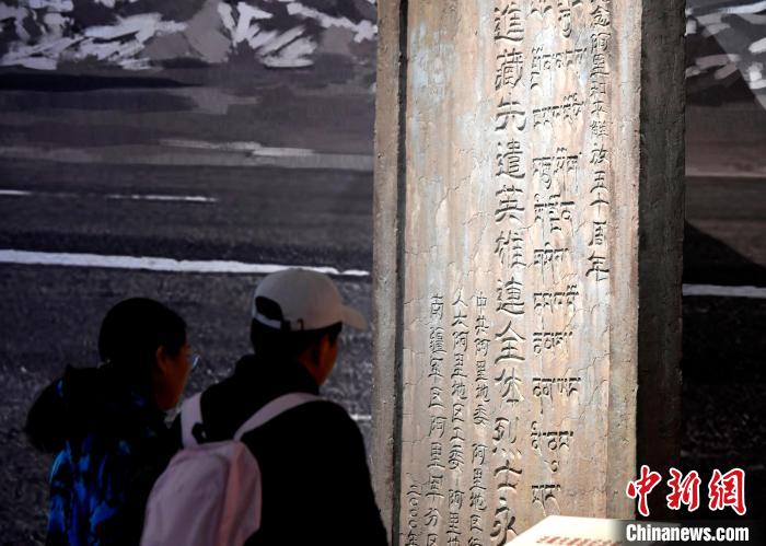 圖為(wei) 5月18日，觀眾(zhong) 正在欣賞展覽。　李林 攝
