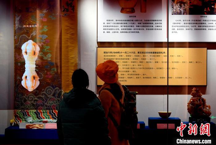 圖為(wei) 5月18日，觀眾(zhong) 正在欣賞展覽。　李林 攝