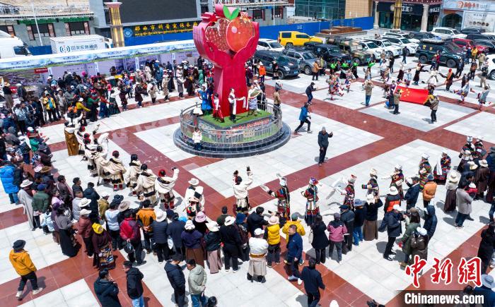 圖為(wei) “極地那曲 天際之旅”2023西藏那曲“中國旅遊日”音樂(le) 美食嘉年華活動現場。　那曲市文化和旅遊局供圖