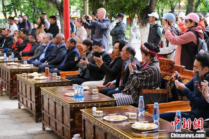 5月19日，中外嘉賓在羅布林卡和遊客一起觀看藏戲。　江飛波 攝