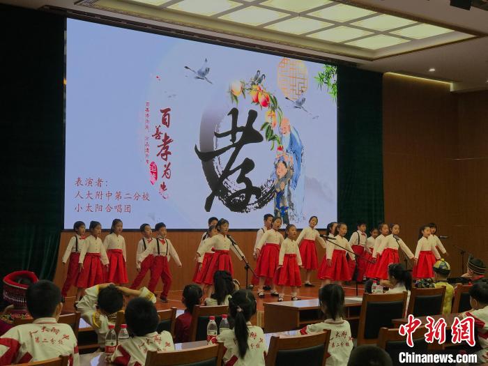 圖為(wei) 中國人民大學附屬中學第二分校的小朋友們(men) 合唱。　陳建新 攝