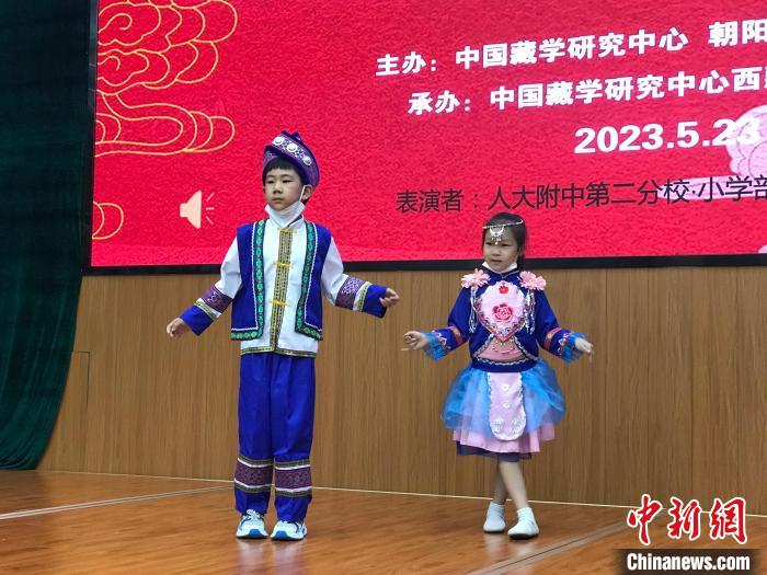 圖為(wei) 中國人民大學附屬中學第二分校的小朋友們(men) 展示民族服飾。　陳建新 攝