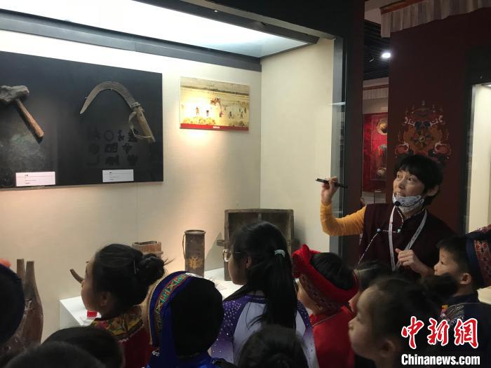 圖為(wei) 中國人民大學附屬中學第二分校的小朋友們(men) 參觀“雪域星光——西藏傳(chuan) 統文化藝術展”。　陳建新 攝