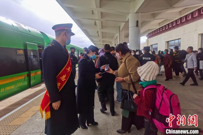 日喀則火車站工作人員引導乘客乘坐高原複興(xing) 號。　鬥山得 攝