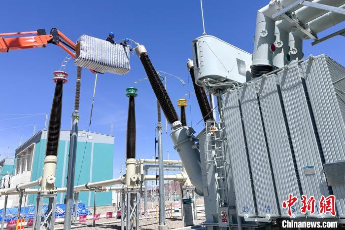國網西藏電力組織檢修人員對設備進行全麵體(ti) 檢。　國網西藏電力有限公司 供圖