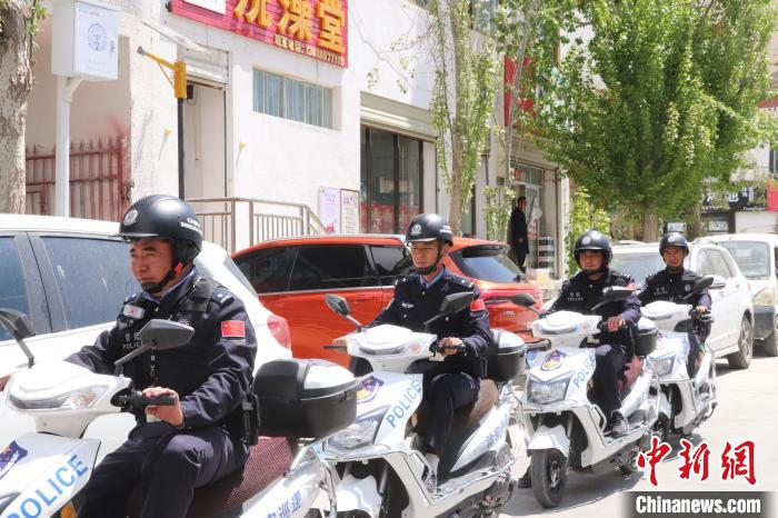 民警騎著電瓶車在轄區巡邏走訪。　黃創偉(wei)  攝