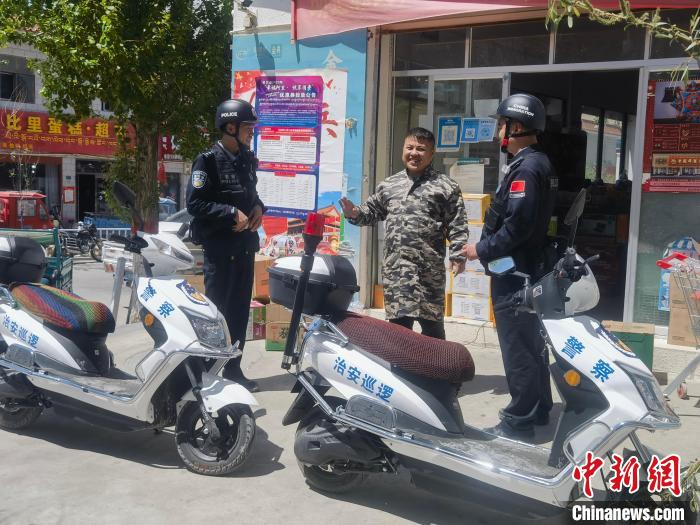 民警對轄區商鋪進行走訪排查。　黃創偉(wei)  攝